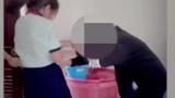 Nữ sinh bị bạn học túm tóc, đá vào mặt trong nhà vệ sinh của trường học