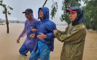 Lý Hải, Minh Hà quyên hơn nửa tỉ giúp miền Trung vượt qua lũ lụt