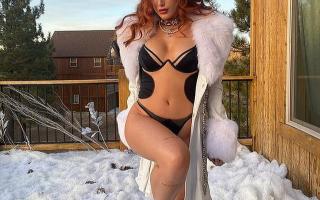 Bella Thorne mặc nội y giữa tuyết trắng