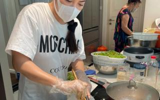Trương Ngọc Ánh: Bà nội bé Bảo Tiên ở Mỹ gửi ủng hộ nấu cơm cho bệnh viện