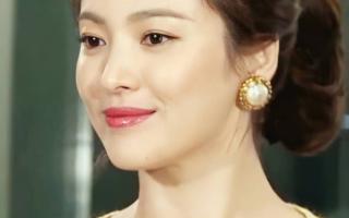 Chỉ thay đổi một chút trong cách buộc tóc, nhan sắc của Song Hye Kyo đã nâng tầm lên vài phần