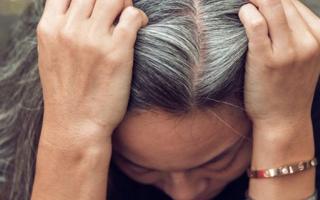 Tóc bạc nhiều bất thường đừng nghĩ mình già nhanh: Có thể bạn đang thiếu hụt 3 loại chất quan trọng này