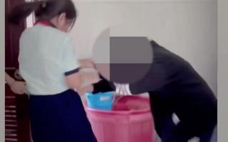 Nữ sinh bị bạn học túm tóc, đá vào mặt trong nhà vệ sinh của trường học