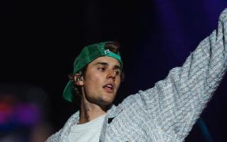 Justin Bieber tưởng được chào đón nhưng lại bị phản ứng dữ dội