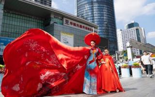 NTK Thạch Linh mang áo dài hình ảnh Việt Nam ra nước ngoài