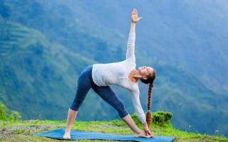 6 tư thế yoga có thể tự tập ở nhà, giúp giữ vóc dáng cân đối và dẻo dai