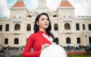 Hoa hậu Lý Kim Thảo thướt tha trong tà áo dài đỏ thêu bồ câu trắng
