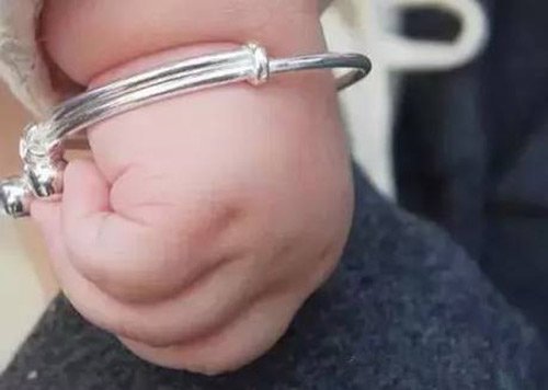 Đeo lắc bạc cho trẻ tưởng tốt, mẹ không biết mình có thể mắc sai lầm gây hại đời con này